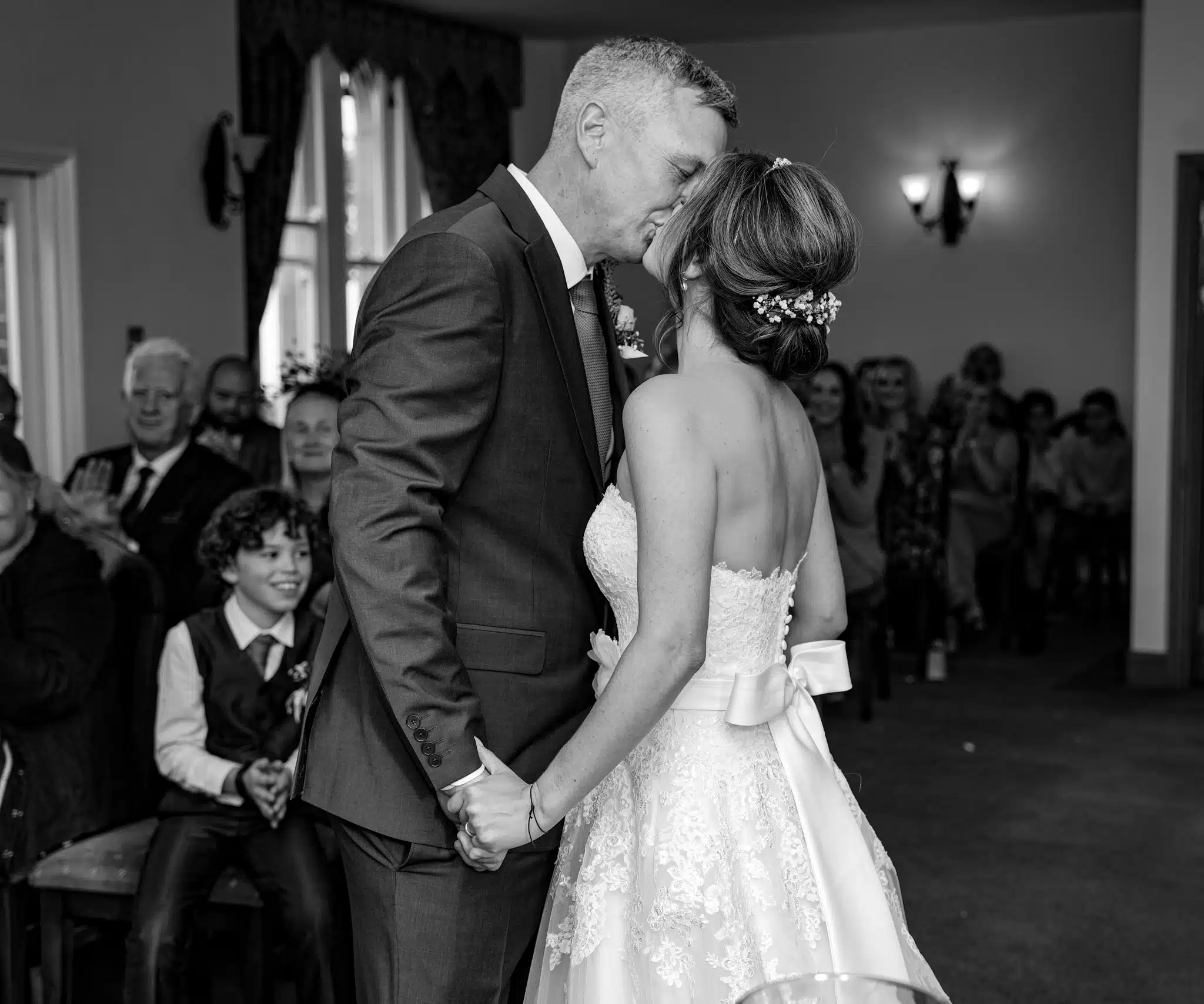 bride and groom kissing at st albans registry office