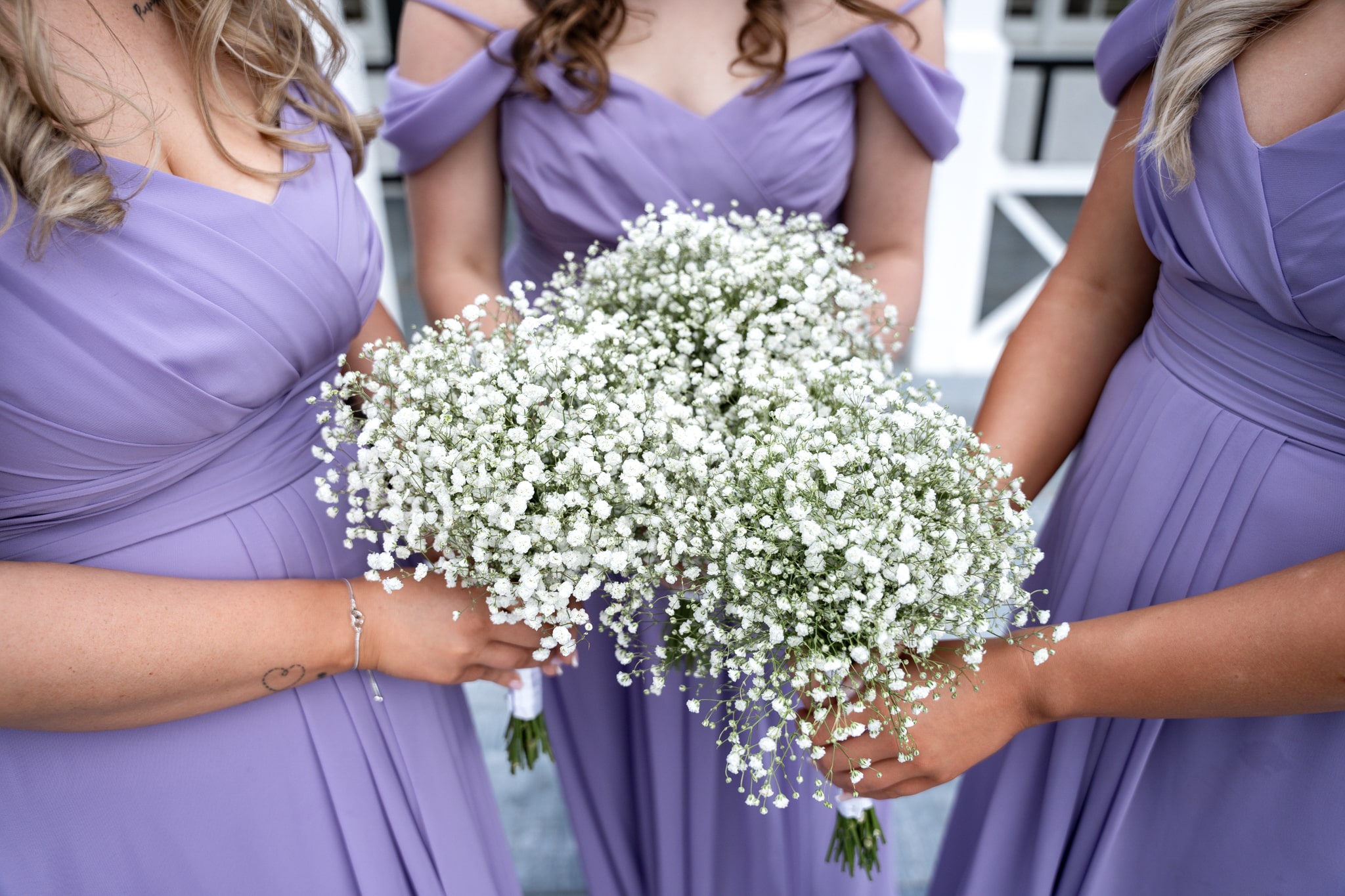 Bridesmaid’s in lavender colour dresses and white flowers