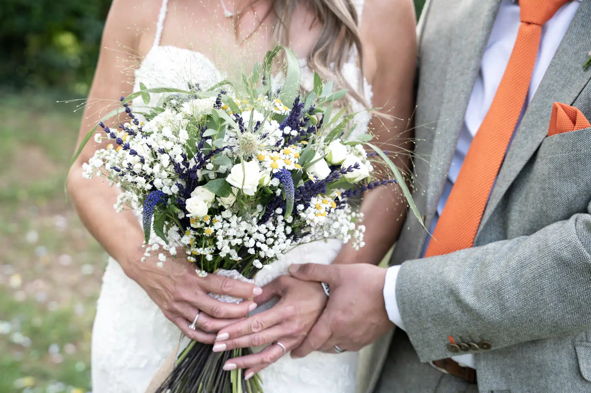 bride and groom white bouquet
