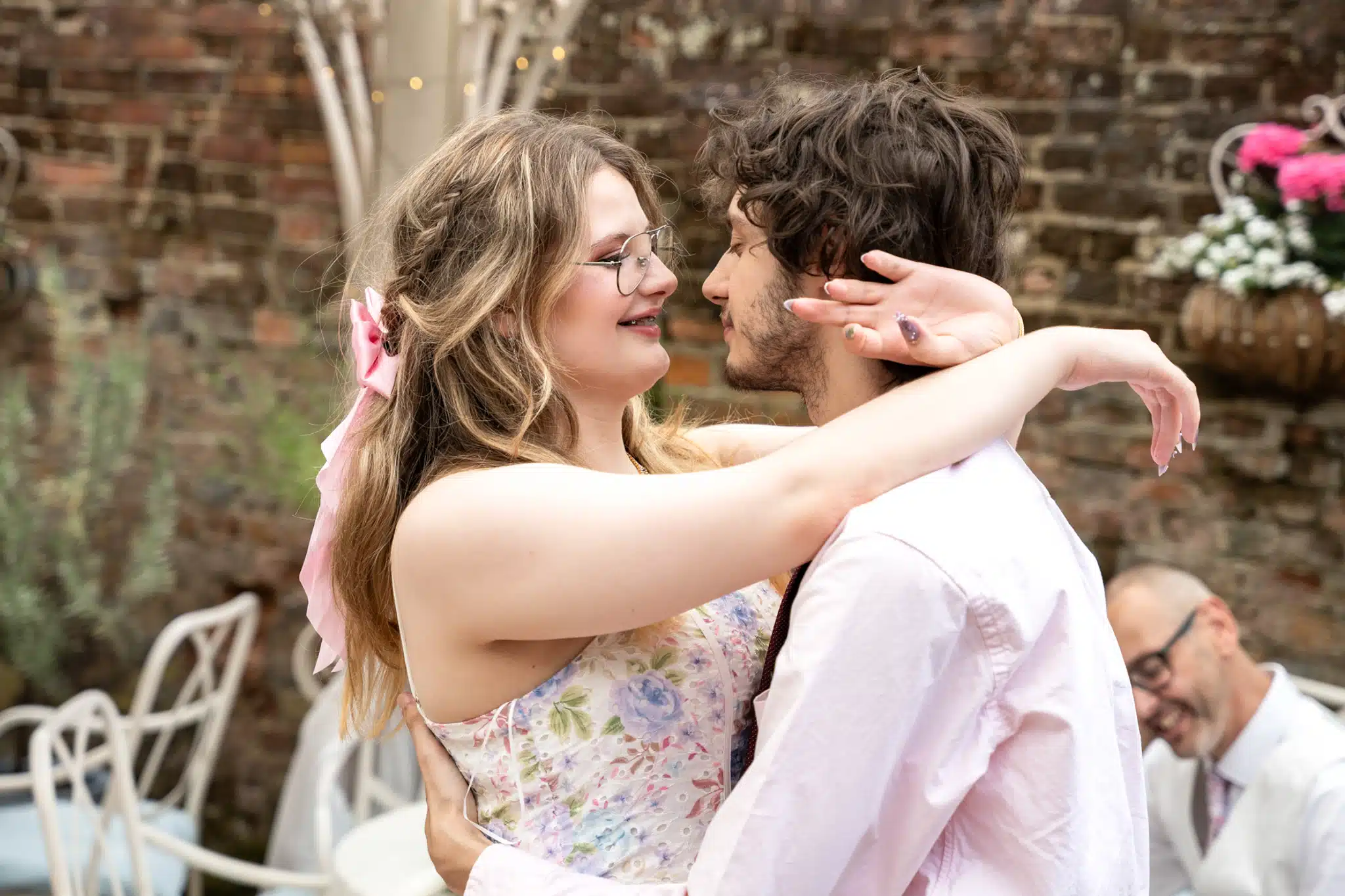 2 wedding guests embracing