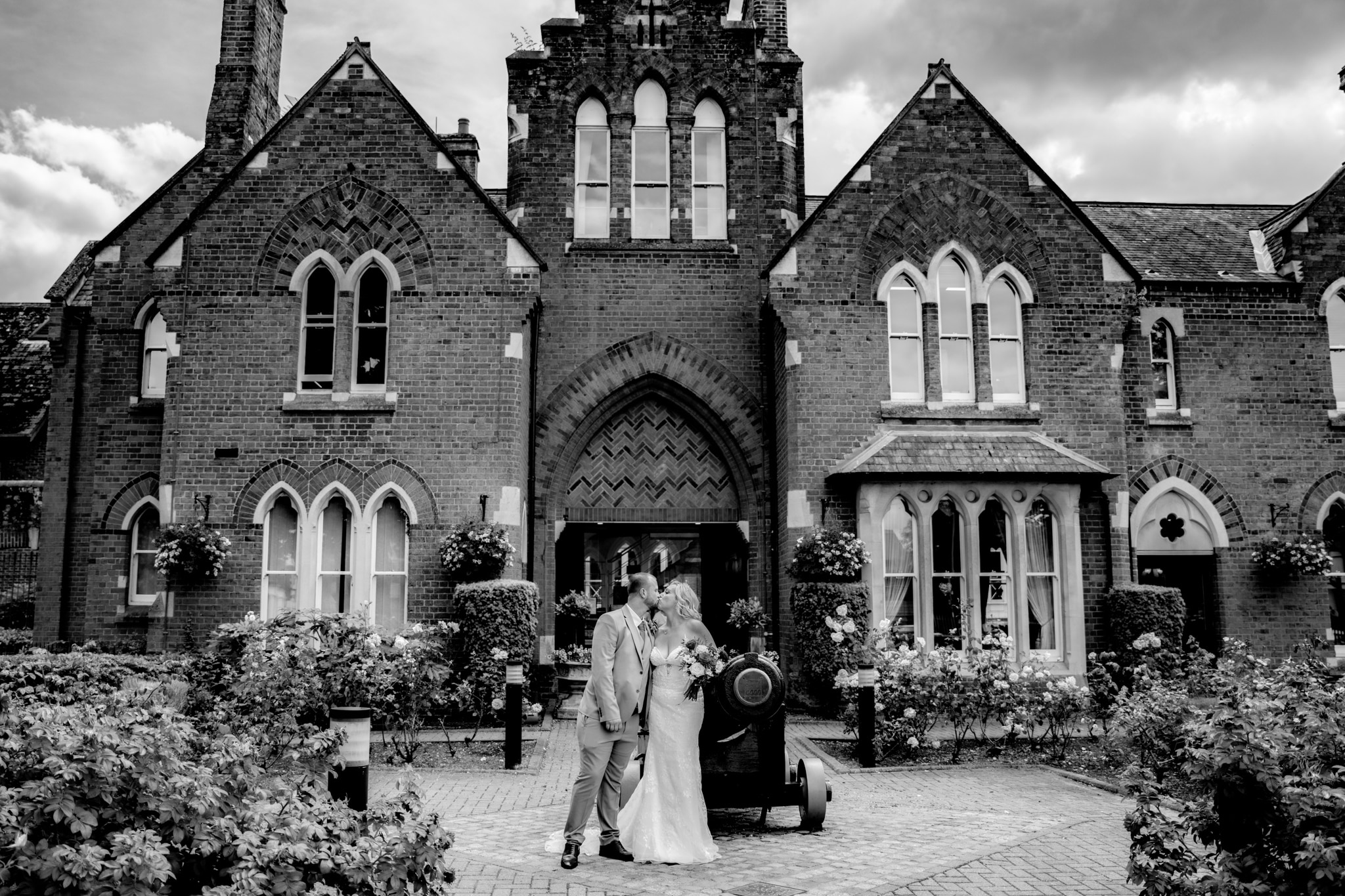 bride and grrom kissing at the front of st albans registry office